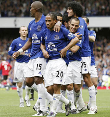 Everton players celebrate_1